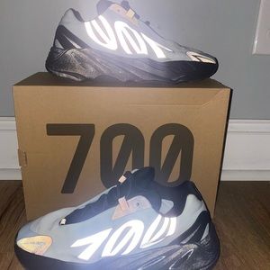 Yeezy 700 | Blue Tint | Size 9.5